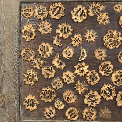 Produktbild von Homestyle4u Paravent Raumteiler 4 teilig Holz Schnitzerei Braun Indoor
