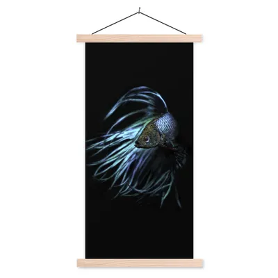 Produktbild von MuchoWow® Textilposter Fisch - Schwanz - Schwarz 60x120 cm mit holzfarbenen Rahmen - Holz