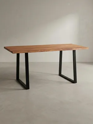 Schrägansicht des Massivholz-Schreibtisches, die die Tiefe der 4 cm starken Tischplatte und das industrielle Design der Beine hervorhebt._#sku_BARKWL7.261#