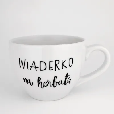 Zdjęcie produktu dla Biały Kubek Porcelanowy 500 ml - Zabawny Napis Wiaderko na Herbatę na Urodziny dla Miłośnika Herbaty