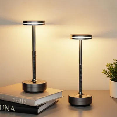 Image de 2 lampes de table LED en aluminium, sans fil, étanches (indice IP54), avec une batterie de 5000 mAh et proposant 3 températures de couleur