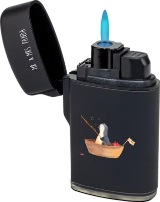 Produktbild von Mr. & Mrs. Panda sturmfeuerzeug Pinguin Angelboot - Schwarz - Geschenk, Zünder, Angeln, gas anzünder, Feuerzeuge, Gasfeuerzeug, Trennung, Boot, Feuerzeug, Optimistisch