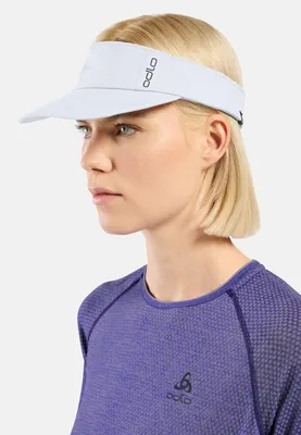 Blonde Frau mit kurzem Haar trägt weißen Odlo Performance X-Light Lauf-Visor und lila Sportshirt mit Odlo-Logo