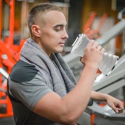 Obrázok produktu pre Ibenzoa® Skladacia silikónová fľaša na vodu, 500 ml, sivá – vhodná do kontaktu s potravinami a bez BPA, s karabínkou, výška 8 cm, skladacia (-50 °C až +200 °C)