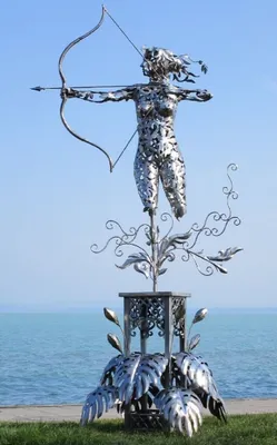 Produktbild von Casa Padrino Luxus Edelstahl Garten Skulptur Frau mit Bogen Silber 160 x 100 x H. 328 cm - Handgefertigte Wetterbeständige Garten Dekoration - Luxus Kollektion