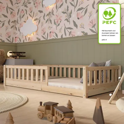 Productafbeelding van Crazy Pine kinderbed 120x200 cm – Massief houten Montessori vloerbed met valbeveiliging – Crazy Basic, AI-gegenereerde afbeelding