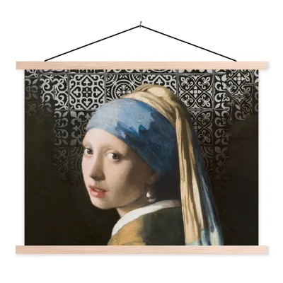Produktbild von MuchoWow® Textilposter Kunst - Mädchen mit Perlenohrring - Schwarz - Weiß 60x45 cm mit holzfarbenen Rahmen - Bild
