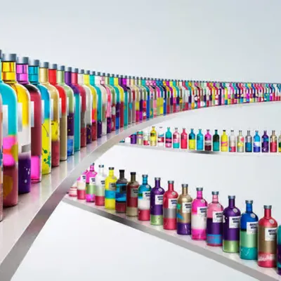 Produktbild von Absolut Vodka Unique 0,7L – Limitierte Edition 2012, Einzelstück mit künstlerischem Design, Sammler-Wodka aus Schweden mit 40% Vol., Geschenkflasche