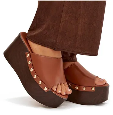 Zdjęcie produktu dla Klapki Damskie Na Koturnie Z Ćwiekami Camel Mareline 39