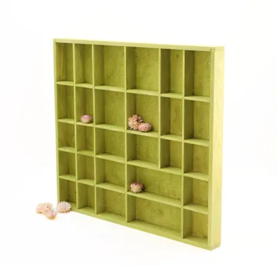 Zdjęcie produktu dla Drewniana półka Woodweaver zielona, 28 przegródek, 45x40x3,5cm | Pudełko na ciekawostki | Na figurki z Kinder jajek, mini autka, minerały, kamienie