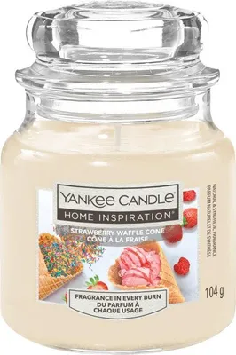 Zdjęcie produktu dla Mała świeca Strawberry Waffle Cone Yankee Candle