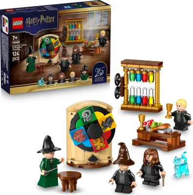 Produktbild von LEGO Harry Potter Schloss Hogwarts: Auswahlzeremonie mit dem Sprechenden Hut -  Patronus, Hermine und Draco Malfo Minifiguren mit Zauberstäben, Spinnrad - Geschenk für Kinder ab 7 Jahren - 76460