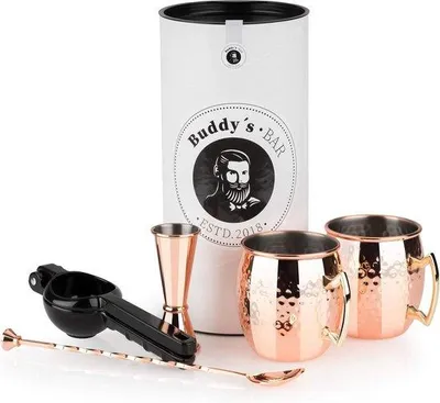 Zdjęcie produktu dla Zestaw Unyqoos® Moscow Mule – kompletny zestaw: 2 kubki o pojemności 500 ml, wyglądające jak miedziane, 27 cm łyżka barowa, miarka 5 cl, czarna wyciskarka do limonki, wykonane z materiałów bezpiecznych dla kontaktu z żywnością, zapakowane w eleganckie pudełko prezentowe