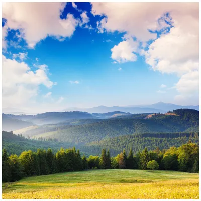 Produktbild von Wallario Premium Glasbild, freischwebende Optik, kräftige Farben, Größe 50 x 50 cm Motiv Berglandschaft im Gebirge unter blauem Himmel