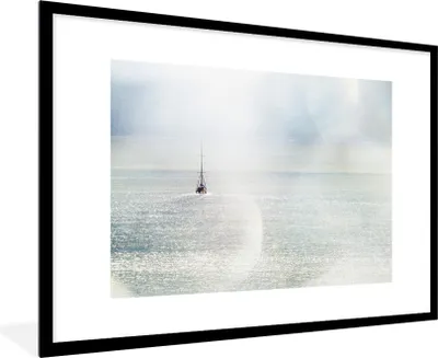 Produktbild von MuchoWow® Gerahmtes Poster Segelboot segelt vor der Küste von Schottland 90x60 cm - Poster mit Schwarzem Bilderrahmen Wandposter Rahmen Foto Bilder - Wanddekoration - Fotos