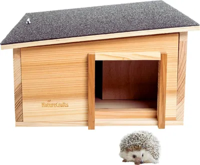 Image de NatureCrafts Maison pour hérisson 45x34x20cm - Murs de 1.5 cm d'épaisseur (bois FSC) - Complètement étanche & résistant aux intempéries - Ventilation - Construction surélevée avec pieds