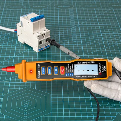 Productafbeelding van ANENG Digitale penmultimeter met NCV-functie, AC/DC voltmeter, ohm meter, weerstands- en capacititeitsmeter, frequentiemeter, test voor het detecteren van spanningvoerende draden. Draagbaar, 4000 tellingen, LCD-scherm met achtergrondverlichting, met data-opslagfunctie en zaklamp
