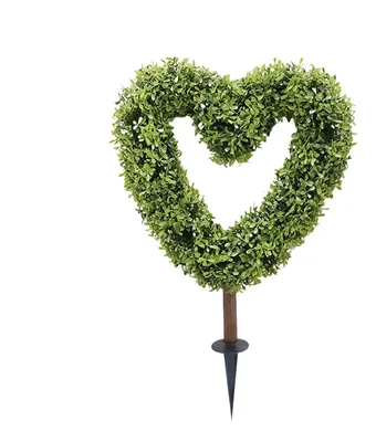 Image de Décoration de jardin en forme de cœur avec piquets, idéale pour la Saint-Valentin