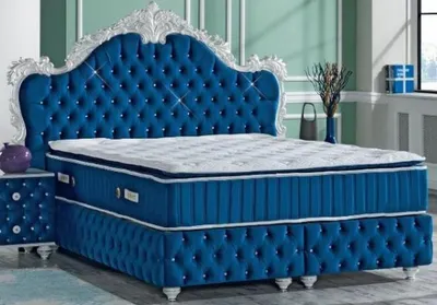 Produktbild von Casa Padrino Barock Doppelbett Royalblau / Weiß - Prunkvolles Samt Bett mit Glitzersteinen und Matratze - Schlafzimmer Set im Barockstil