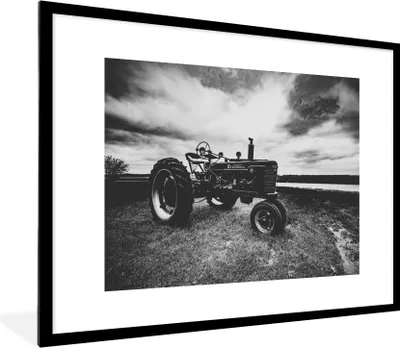 Produktbild von MuchoWow® Gerahmtes Poster Traktor - Schwarz - Weiß - Bauernhof - Vintage 80x60 cm - Poster mit Schwarzem Bilderrahmen Wandposter Rahmen Foto Bilder - Schlafzimmer-Dekorationen - Fotoposter