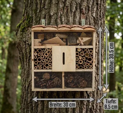 Produktbild von Insektenhotel aus Holz mit Flachdach, Tannenzapfen- und Bambusrohr-Abteilung, 300x85x305 mm