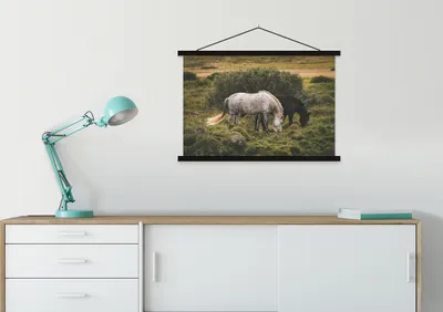Produktbild von MuchoWow® Textilposter Pferde - Gras - Strauch 90x60 cm mit schwarzem Rahmen - Aufhängungssatz