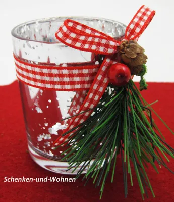 Produktbild von Spiegelglas Teelichthalter mit Zapfen und Ilexdekor ca. 5,5 x 5,5 x 6,8 cm