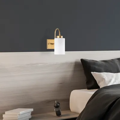 Produktbild von Opviq, Wandleuchte mit Metallkörper, Glasabdeckung, Ø 10 cm, H 15 cm | 10 x 23 x 24 cm, IP20, E27 max. 40 W | Elegantes Design in Weiß und Gold für moderne Hotels.