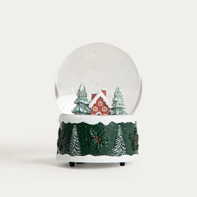 Produktbild von HOMLA RONIE-Schneekugel mit rotem Häuschen und Spieluhr, 10 x 13,6 cm