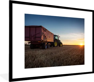 Produktbild von MuchoWow® Gerahmtes Poster Traktor - Grün - Sonnenuntergang - Horizont - Grün - Landleben 80x60 cm - Poster mit Schwarzem Bilderrahmen Wandposter Rahmen Foto Bilder - Schlafzimmer-Dekorationen - Fotoposter