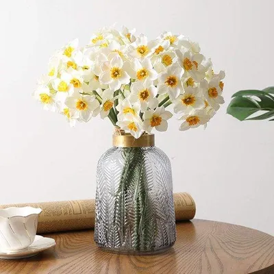 Imagen del producto de Flores de seda Blumen, juego de 6 unidades, color blanco. Ramilletes decorativos de simulación, ideales para centros de mesa y decoración de fiestas, tanto en interiores como en exteriores. Perfectos para bodas y decoración del hogar