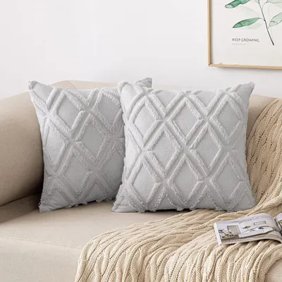 Produktbild von 2er-Set Samtkissenbezüge mit Kunstfell, Boho-Zierkissen, flauschige Sofakissen, Dekokissen für Sofa, Schlafzimmer, Wohnzimmer, 50 x 50 cm, hellgrau
