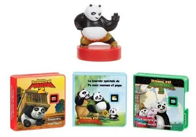 Obrázok produktu pre Figúrka Kung Fu Panda Dragon Warrior Collection od spoločnosti Little Tikes, farba: PDQ, hnedý panda s zelenými očami, ruky zdvihnuté v pozícii kung fu, červená okrúhla podstavec, žlté/zlaté oblečenie s červenými detailmi, pre 1 hráča, od 3 rokov