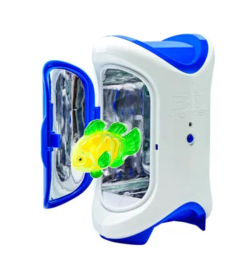 A 3D-Magie-Starter set with a toy fish in front of it.