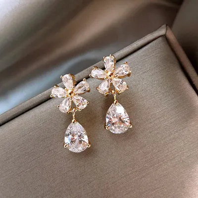 Produktbild von 1 Paar Ohrstecker, klare Wassertropfen, golden, elegant,  mit Strass eingelegten Blumen, baumelnde Ohrringe, Modeschmuck