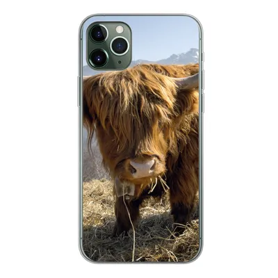Produktbild von MuchoWow® Handyhülle Schutzhülle Hülle für iPhone 11 Pro Max Schottischer Highlander - Berg - Schnee Silikon Softcase Handy Hülle - Schutz
