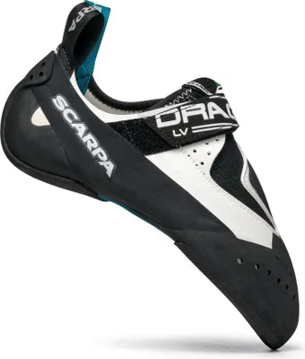 Schwarze und weiße Drago LV Kletterschuhe von Scarpa; seitlich sichtbar mit Klettverschluss.
