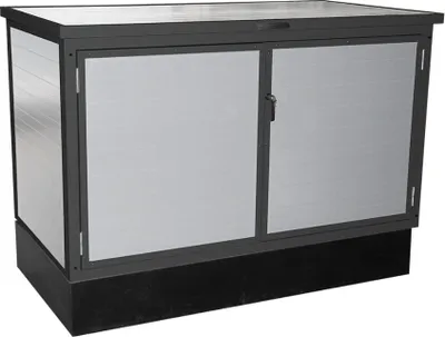Freistellerbild einer geschlossenen Technikbox, Paneel weißaluminium und Rahmen anthrazit, seitliche Frontansicht