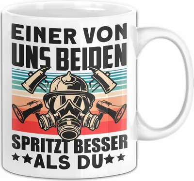 Produktbild von Feuerwehrmann Tasse Geschenk Spruch Für Feuerwehr Einer Von Uns Beiden Spritzt Besser Als Du Becher (Weiß)