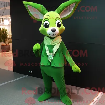 Produktbild von Maskottchen REDBROKOLY eines grünen Rehs gekleidet in Anzughose und Wickelrock