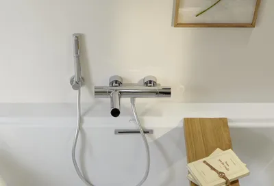 Obrázok produktu pre Kúpeľňová batéria s chrómovanou povrchovou úpravou, 2 možnosti prúdu, vhodná do kúpeľne a pod sprchu, moderný dizajn