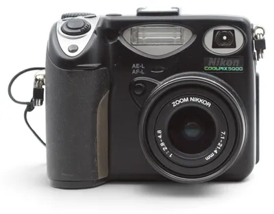 Produktbild von Nikon Coolpix 5000 Digitalkamera mit Zoom Nikkor 2.8-4.8 7.1-21.4mm Optik
