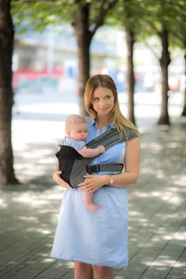 Produktbild von IZMI | Babytrage Breeze | mit atmungsaktivem Mesh-Panel | BREEZE + CS Grau – Grau