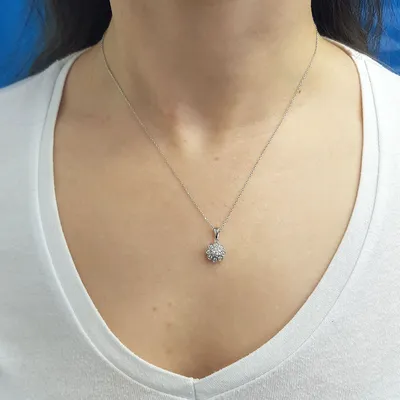 Immagine prodotto di Collana con pendente a forma di margherita di diamanti taglio brillante in oro bianco 14 carati