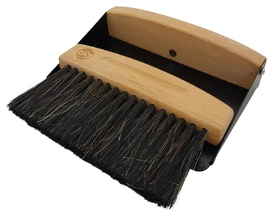 Image de Set de table BURI en bois et métal - Balai de table naturel et pelle en bois de hêtre et poils de cheval - Mini balai à main et balayette magnétique, noir