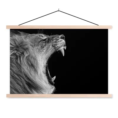 Produktbild von MuchoWow® Textilposter Tiere - Löwe - Schwarz - Weiß - Porträt 60x40 cm mit holzfarbenen Rahmen - Bilder