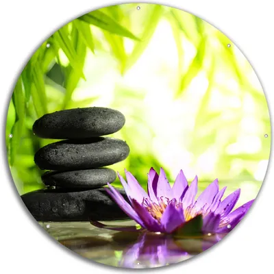 Produktbild von Wallario rundes Outdoor-Poster für Garten oder Balkon, Motiv Steinstapel in schwarz mit Blumenblüte in lila, 60 cm Durchmesser