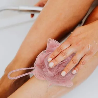 Produktbild von 4 Bade-Luffaschwämme aus weichem Polyester mit elastischer Struktur und praktischem Aufhängeband für die sanfte Körperreinigung unter der täglichen Dusche