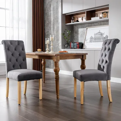 Productafbeelding van Set van 2 fluwele stoelen met eiken poten, met knoopdetails en chromen afwerking. Geschikt voor slaapkamer, keuken, woonkamer, lounge of als fauteuil. Kleur: grijs