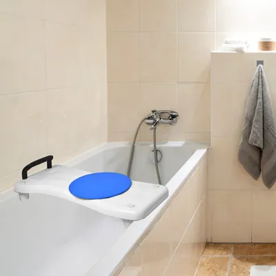 Produktbild von UISEBRT Badewannensitz mit Drehscheibe 75,5x34cm Badewannenbrett zum sitzen Badewannensitz Senioren Erwachsene Einstellbar Wannenbrett zum Sitzen für Badewanne Duschbrett bis 150kg mit Schwarz Griff